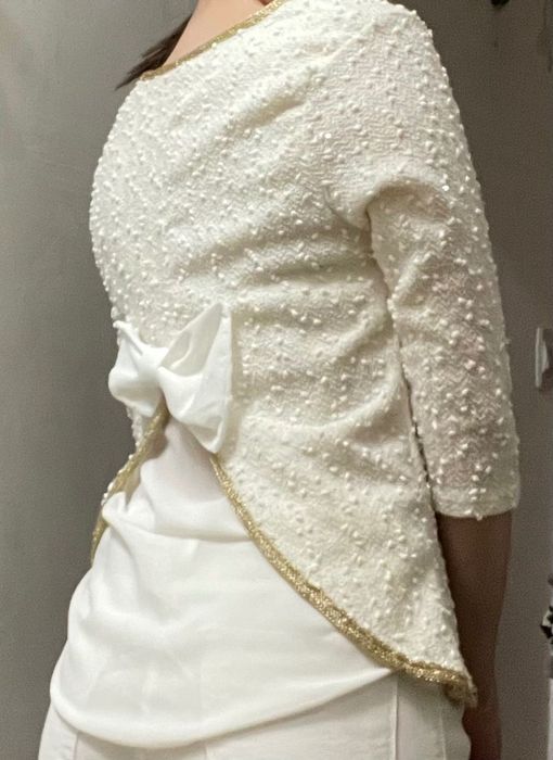 Bluza alba eleganta cu funda la spate