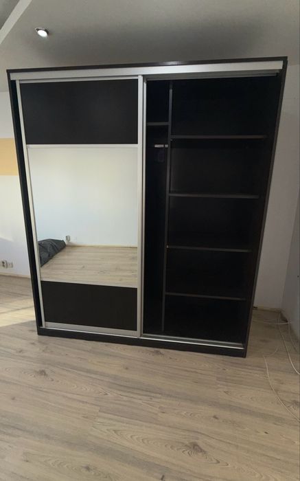 Sifonier cu oglinda usa glisanta , accept doar cash la fata locului !