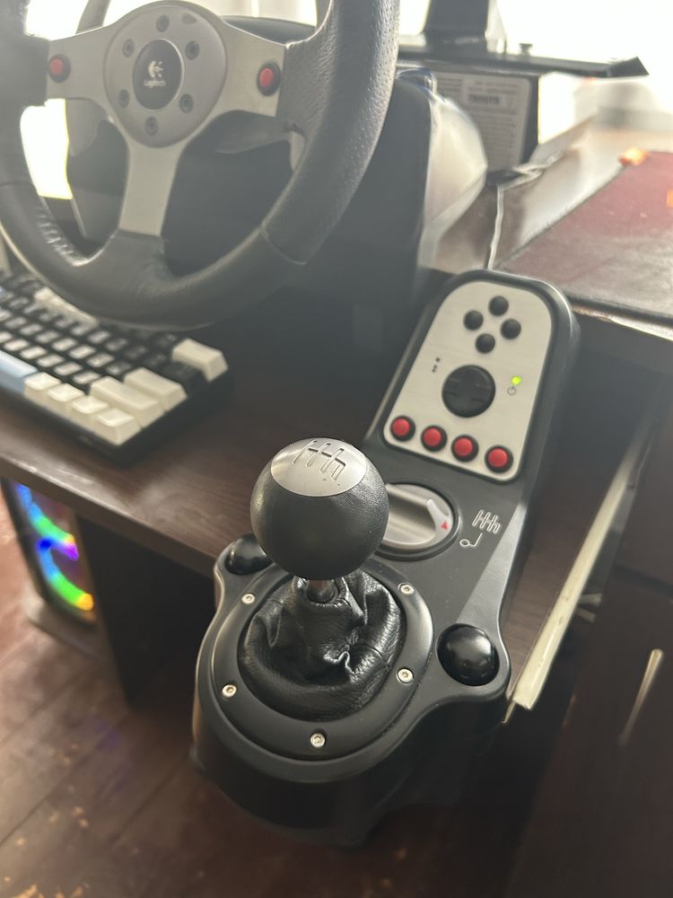 СПЕШНО ПРОДАВАМ logitech g25 с педали и shifter