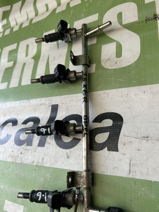 Rampă injectoare completă cu 4 injectoare Opel Astra J 1.6 benzină