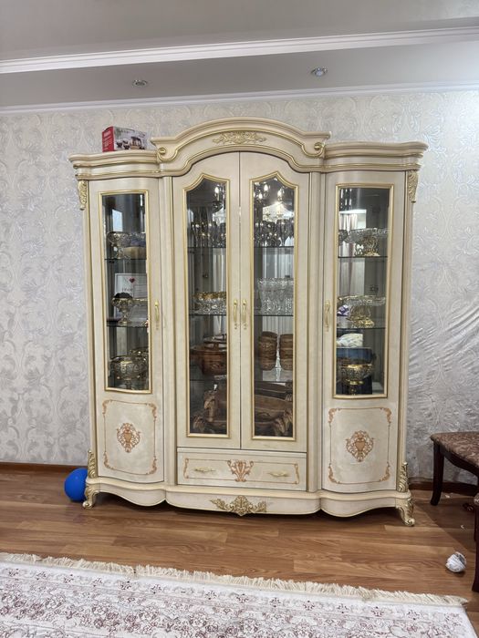 Продам стильный белый шкаф с подсветкой