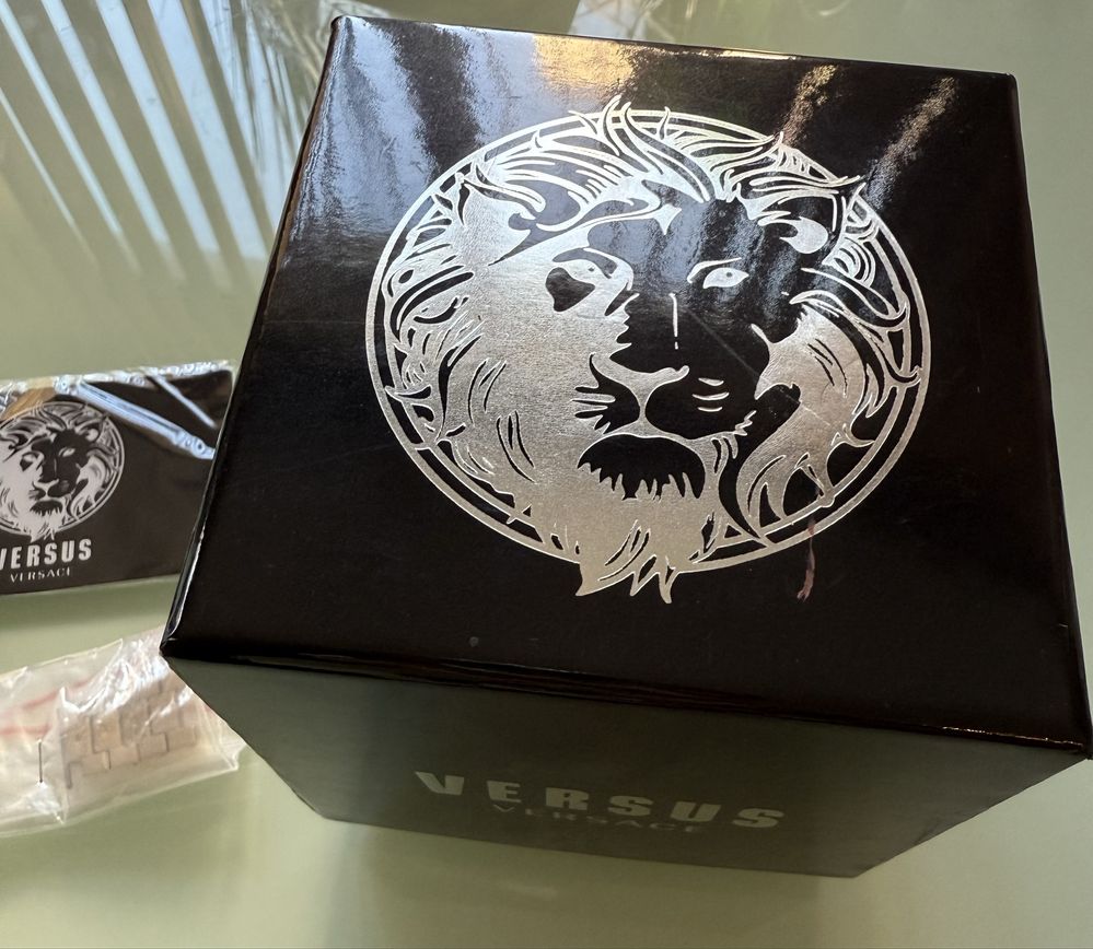 Дамски часовник Versus Versace златен с кутия