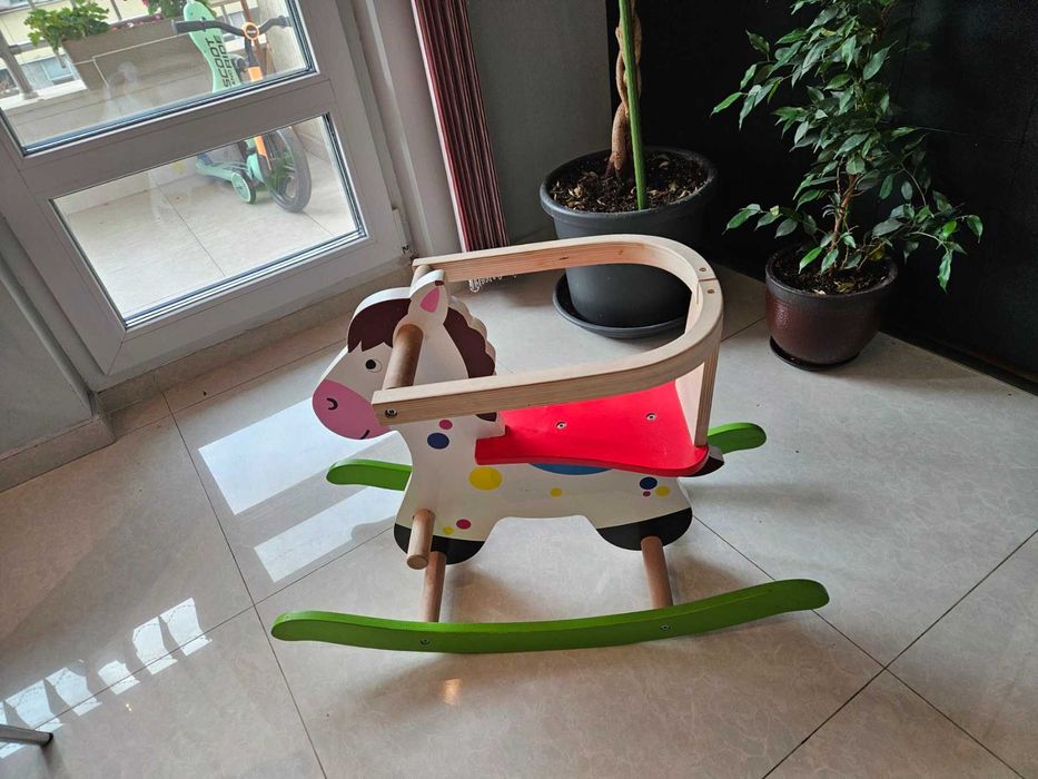 Детско дървено конче за люшкане