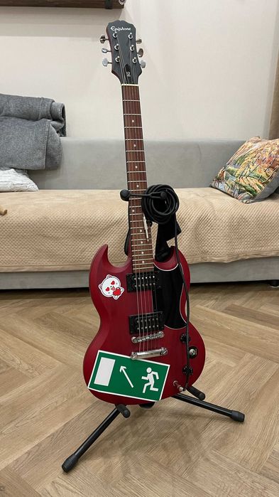 Гитара + стойка + ремень + провод Jack 6.3
