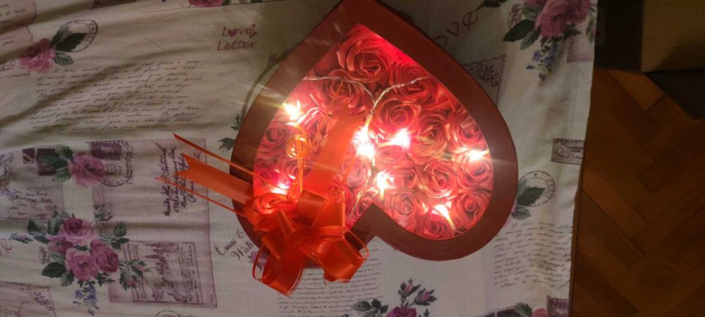 Сърце с рози и лампички