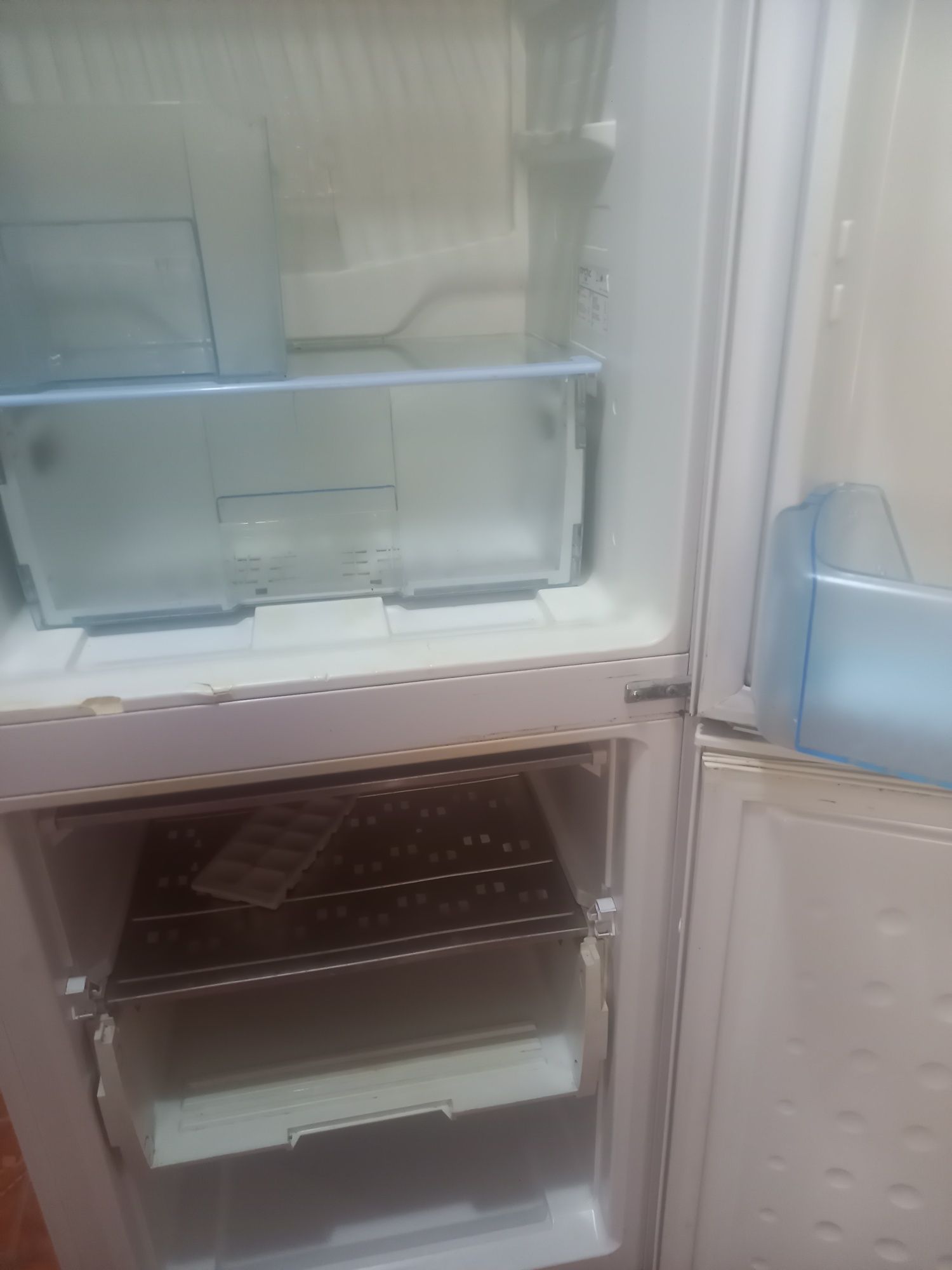 Vând urgent două frigidere Arctic, functionează excelent, preț 500 pen