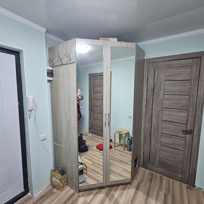 Шкаф угловой с большими зеркалами