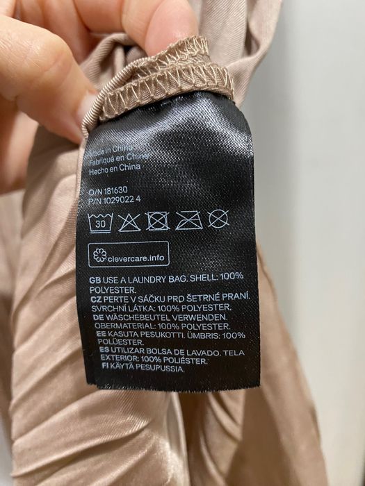 Рокля тип комбинезон H&M от намачкан сатен в пепел от рози