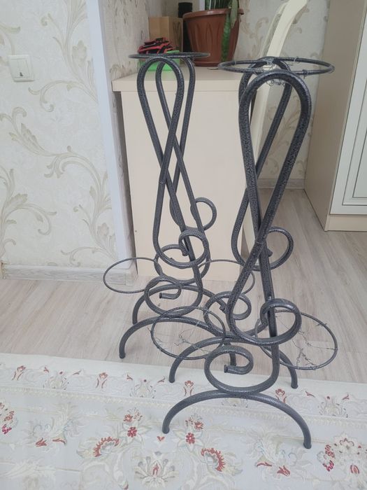 Продаются 2 металлически подставки для цветов