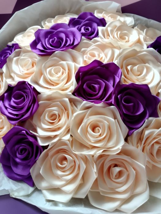 Готовый букет из атласных лент, розы