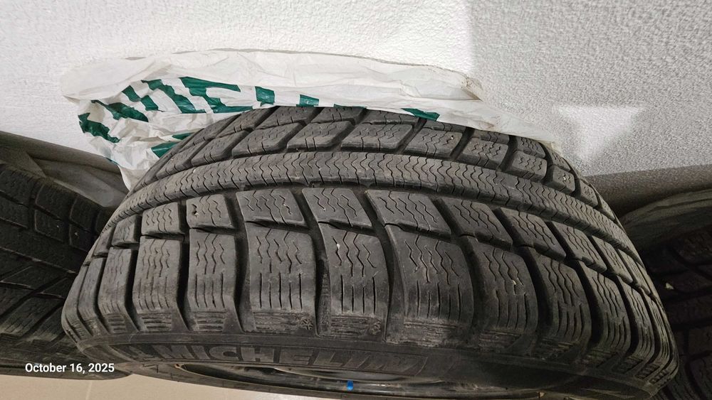 Продавам комплект гуми и железни джанти за Пежо.