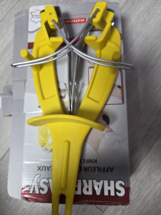 Clac de ascutit cutit nou.