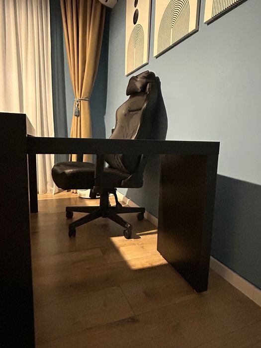 Vând birou negru IKEA