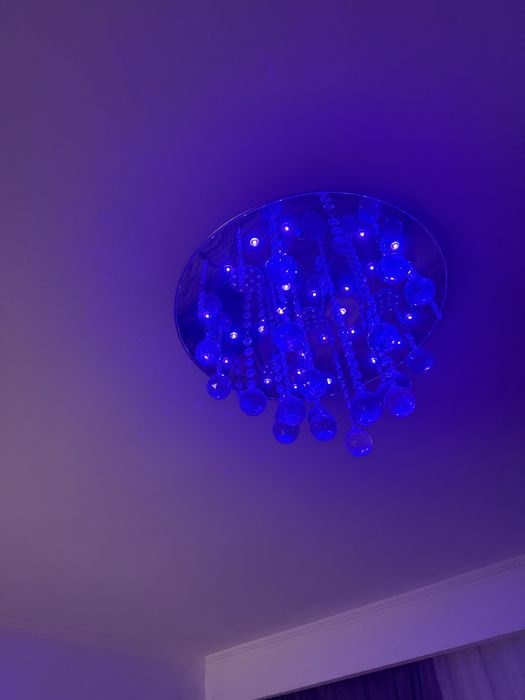 Candelabru cu cristale si lumini colorate