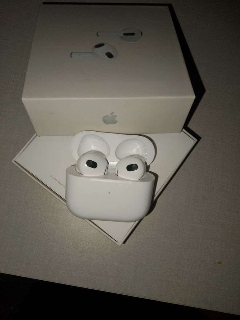 Продаю airpods 3