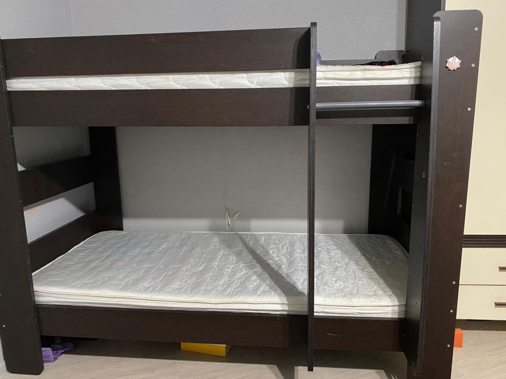 Продам кровать двухярусную.