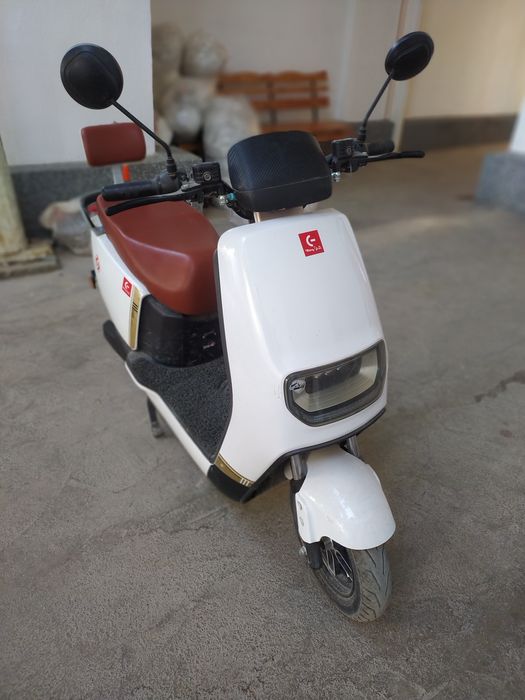 Skuter E8 sotuvda