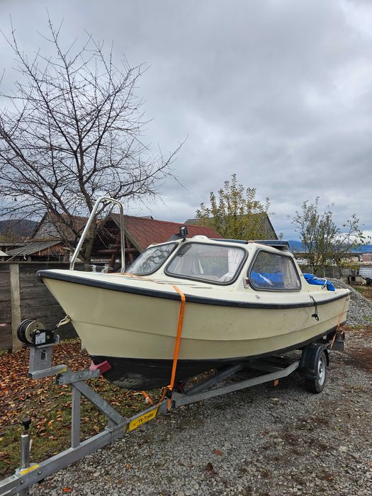 Barca cu motor si peridoc