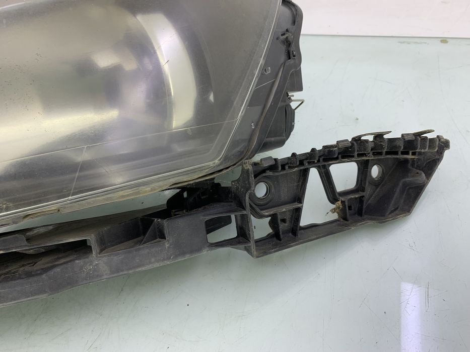 Dezmembrez Far stanga de pe VW POLO 6R 2012