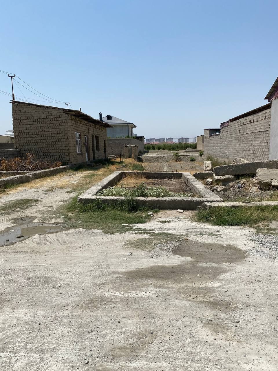 Hovli Sotiladi Sayohat choynak piyola yonida