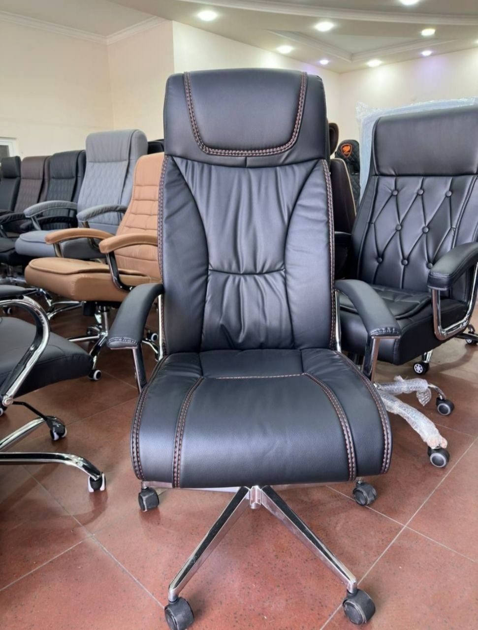 Офисное кресло для руководителя и персонала модель Лено
