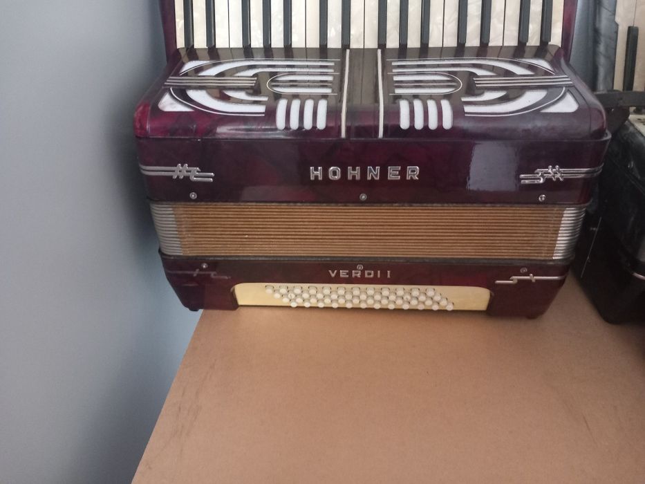 Hohner de vanzare 48 basi acordeonul arata bine are burduf original ac