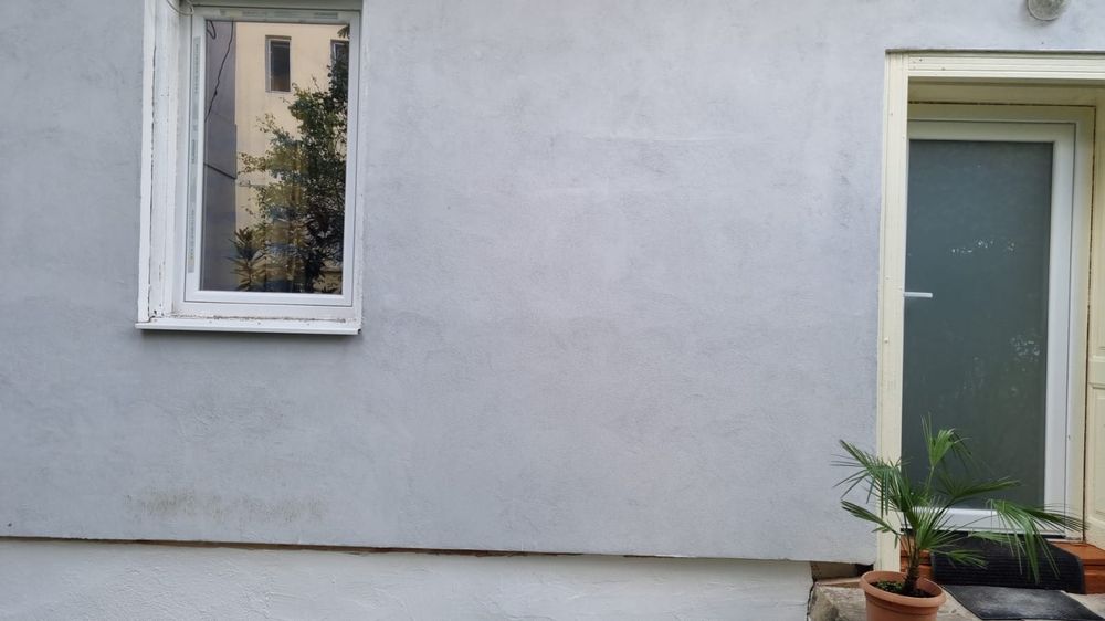 Inchiriez garsoniera separata la casa