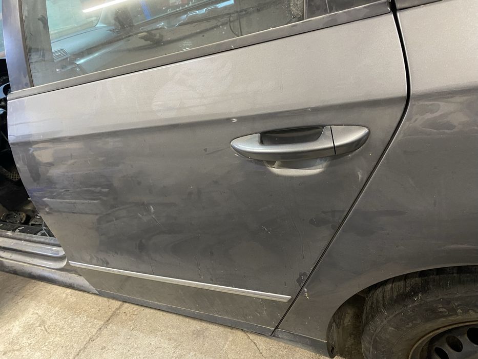 Задна лява врата пасат б6 2008г отлична