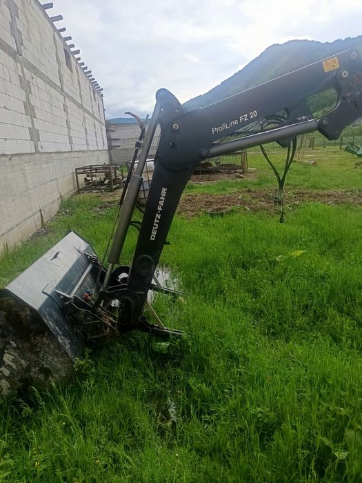 vând încărcător frontal marca Stoll