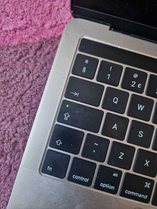 Defect MacBooK PRO (13-INCH, 2016, FOUR Thunderbolt 3 PORTS)