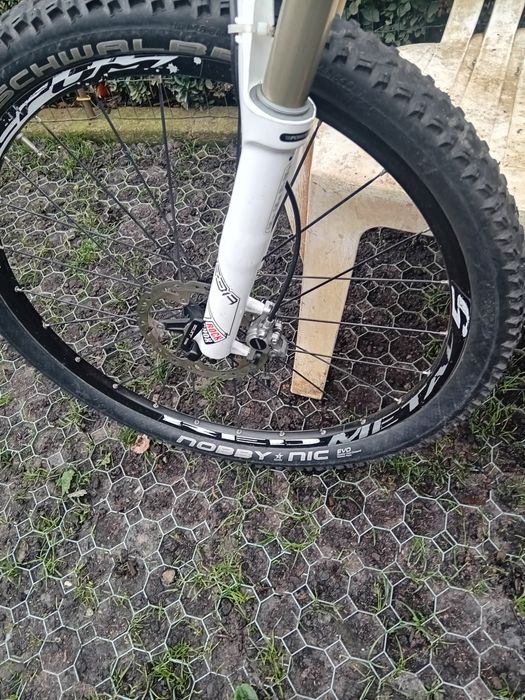 Vând bicicleta de carbon adusa de doua zile din Germania