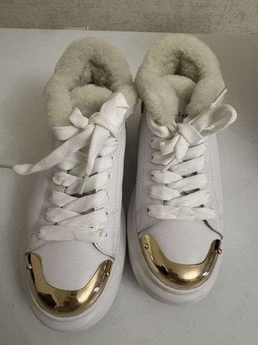 Продам женские зимние кроссовки.