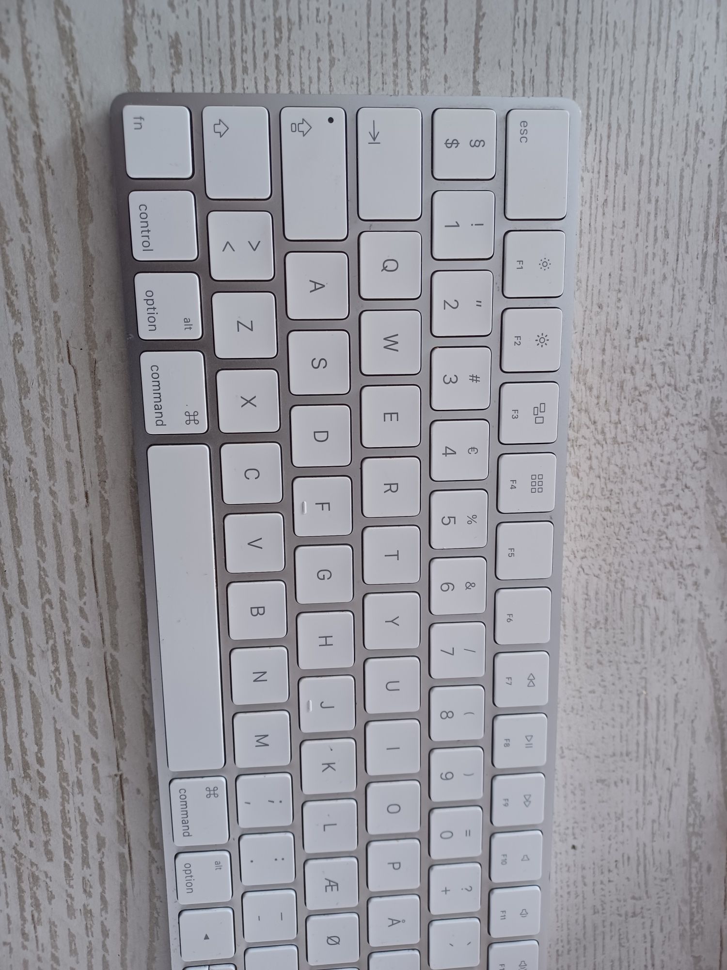 Tastatura Apple 2 cu încărcare.