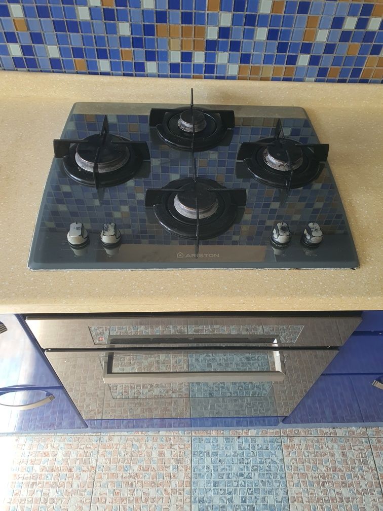 Продам электрическую духовку, вытяжку и встроенную газовую плиту.