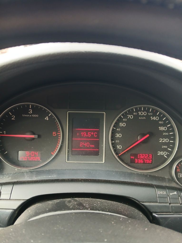 Продавам Ауди А4 В6