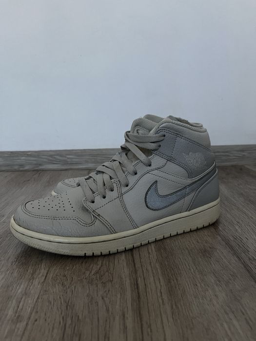 Air Jordan Retro 1 Mid Light Bone Grey