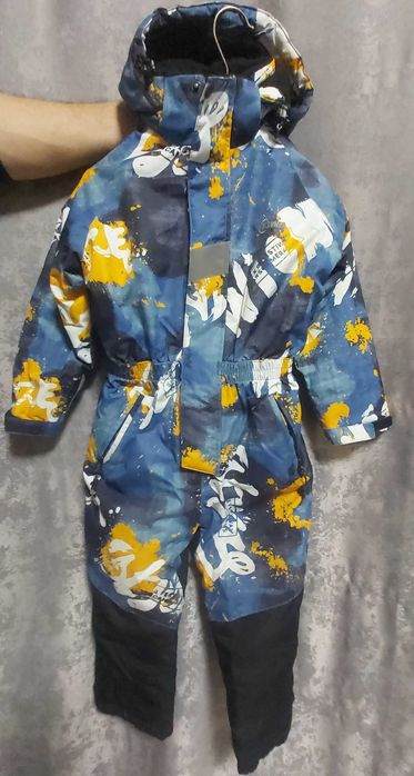 Продам зимние комбинезоны 110 и 116