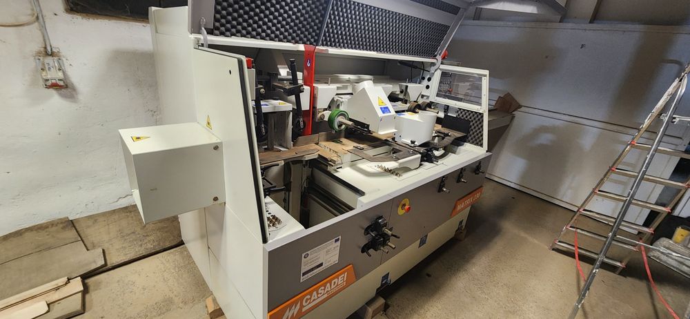 Masina de prelucrat pe 4 fețe