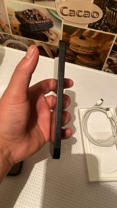 iPhone 16e 128GB — как новый, всё работает