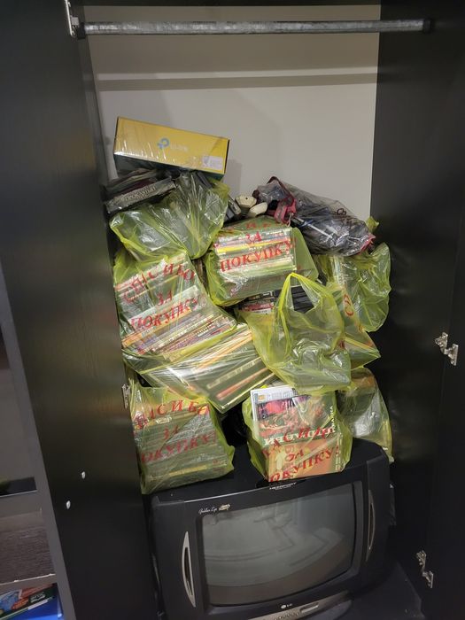 Отдам даром телевизор и диски