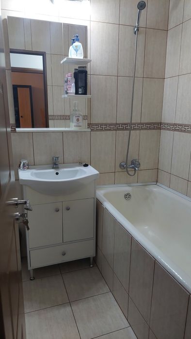 Închiriez garsoniera