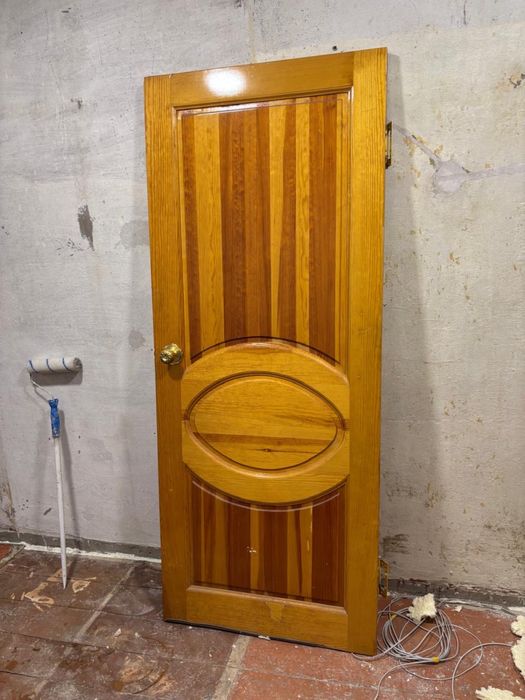 Продам деревянную дверь