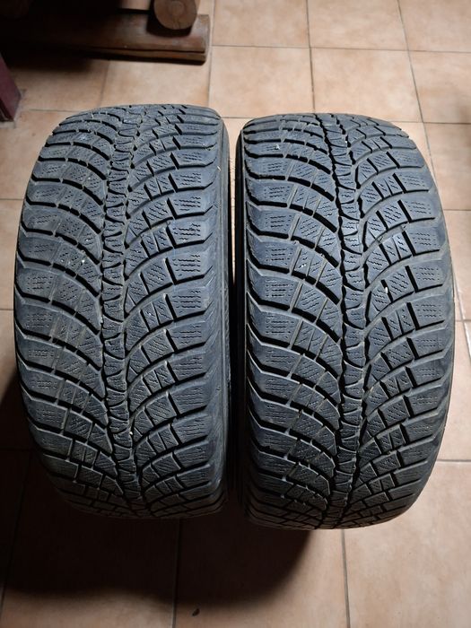Vând 2 cauciucuri 235-45-18