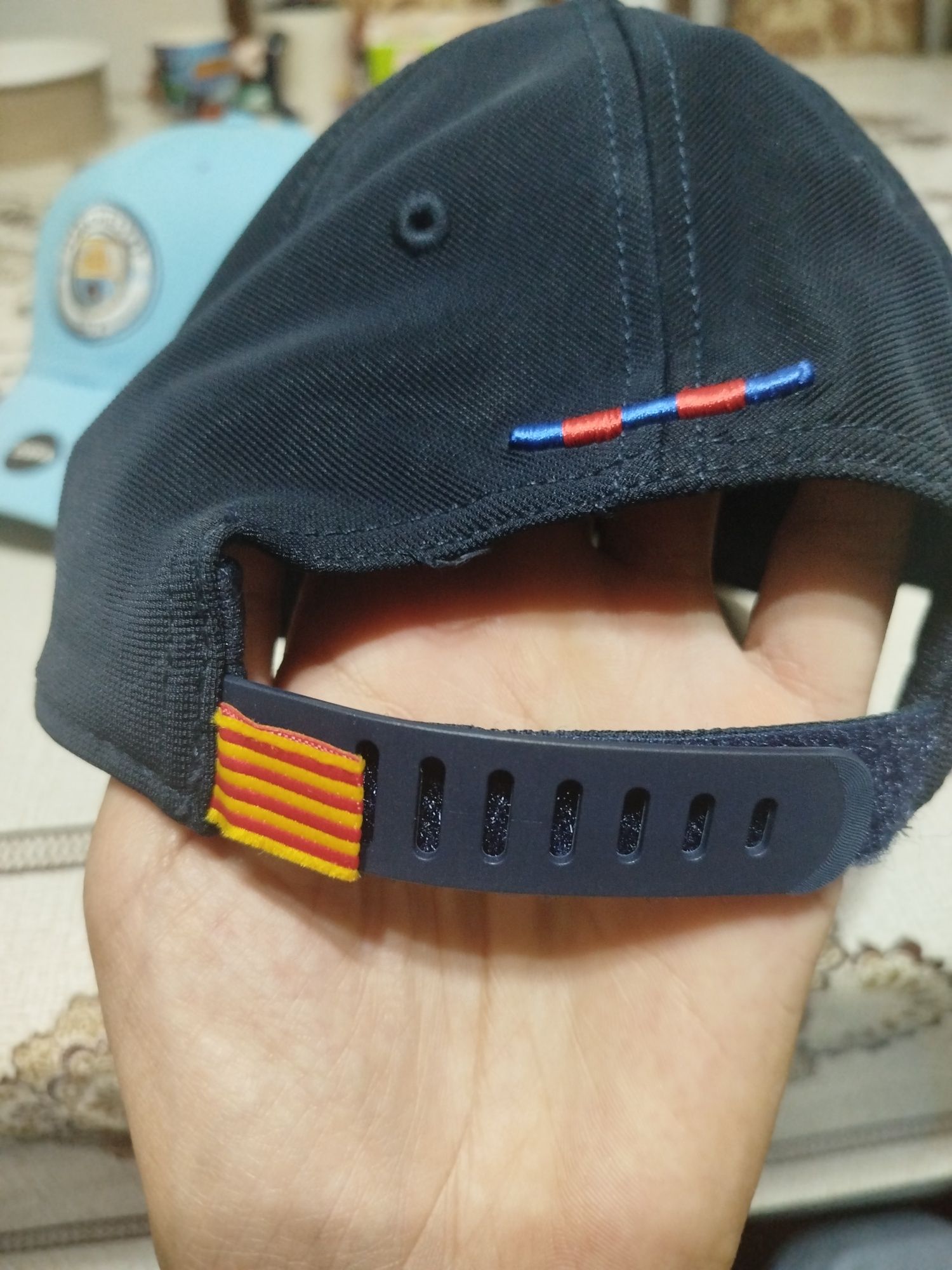 Продаются бейсболки Manchester city. Barcelona. Оригинал