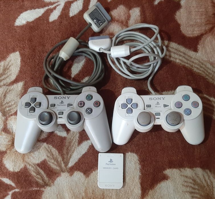 Vând 2 manetă originală PlayStation 1 și card de memorie de ps1