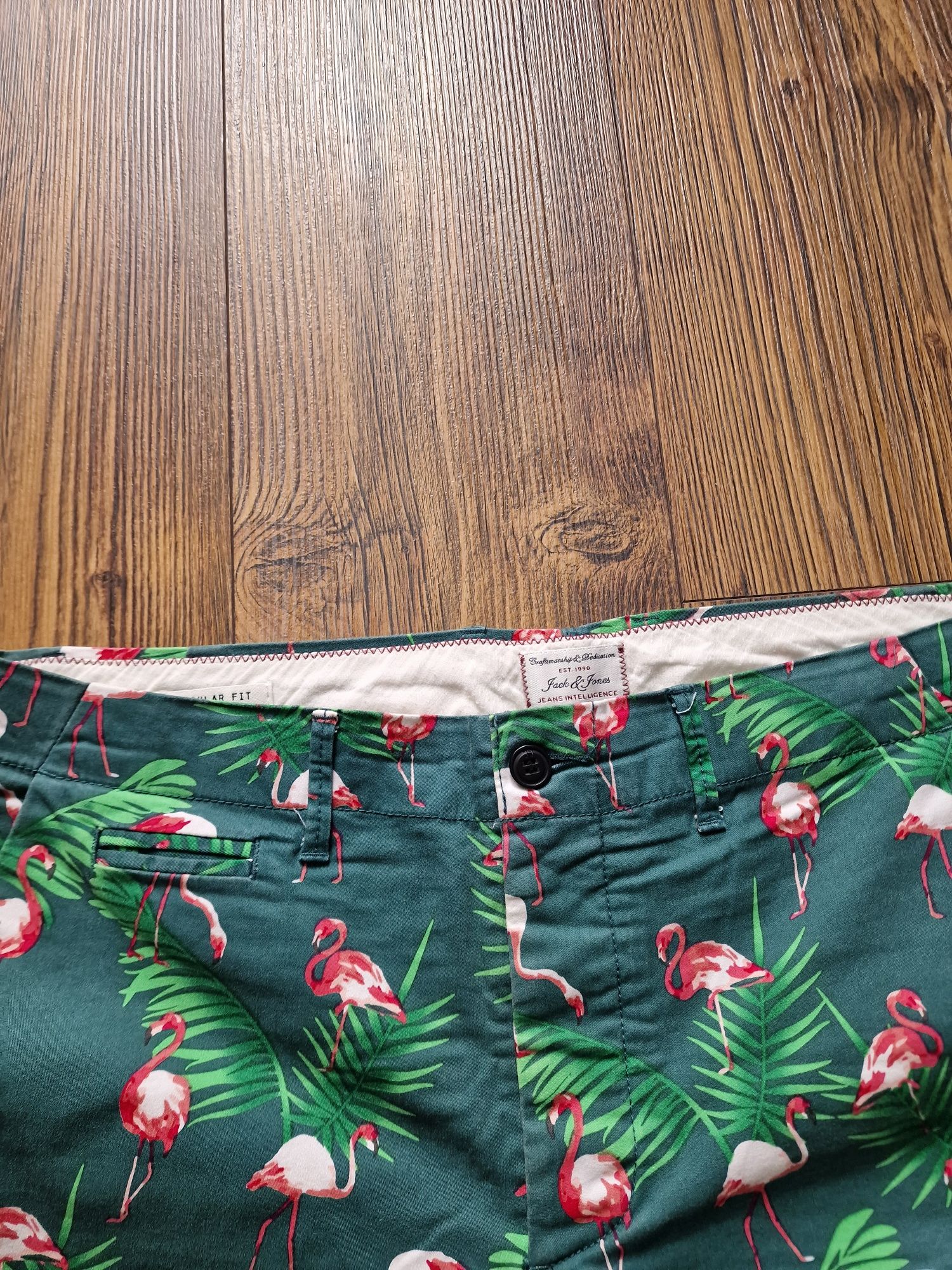 Страхотни мъжки  къси  панталони JACK & JONES  на фламинго, размер 36