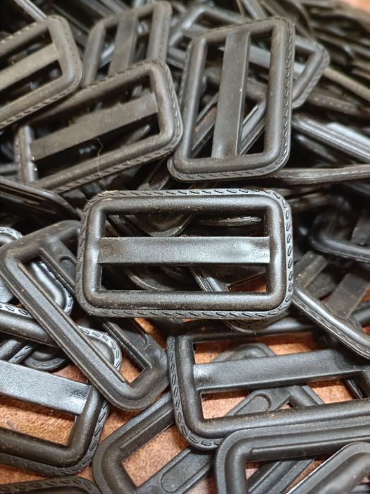 Cataramă de reglaj pentru curele pentru chitară.