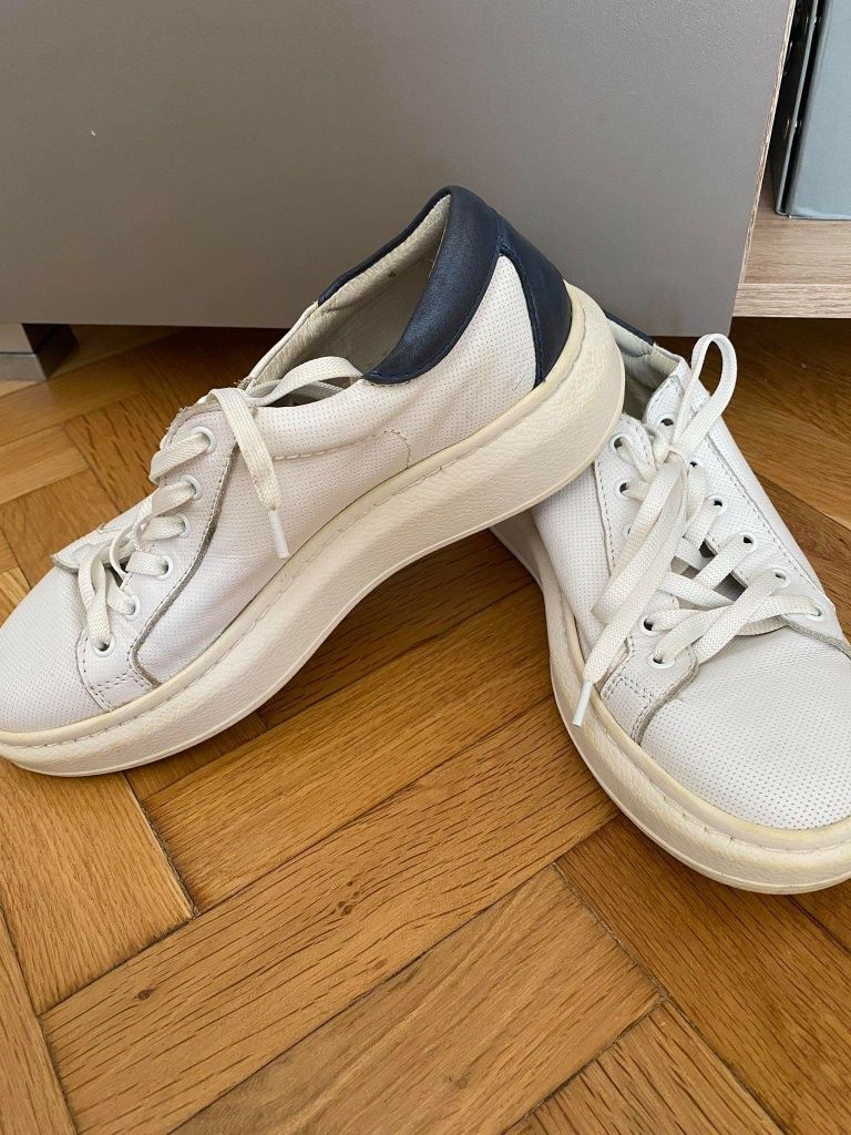 Дамски бежави велурени обувки,номер 36 и дамски бели маратонки,номер37