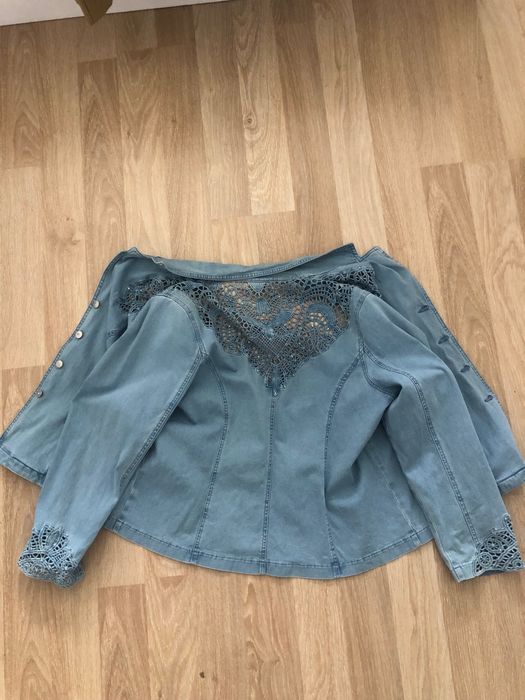 Geaca blugi mărime 42-44, cu model dantela din blugi