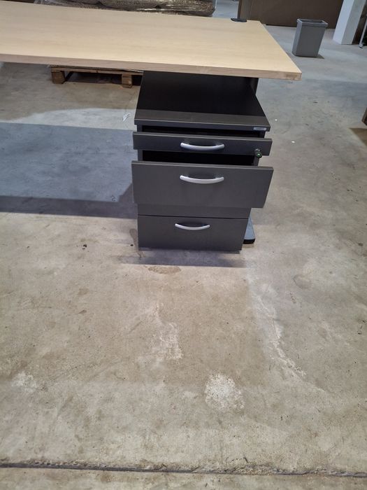 Vând masă de birou cu dulăpior